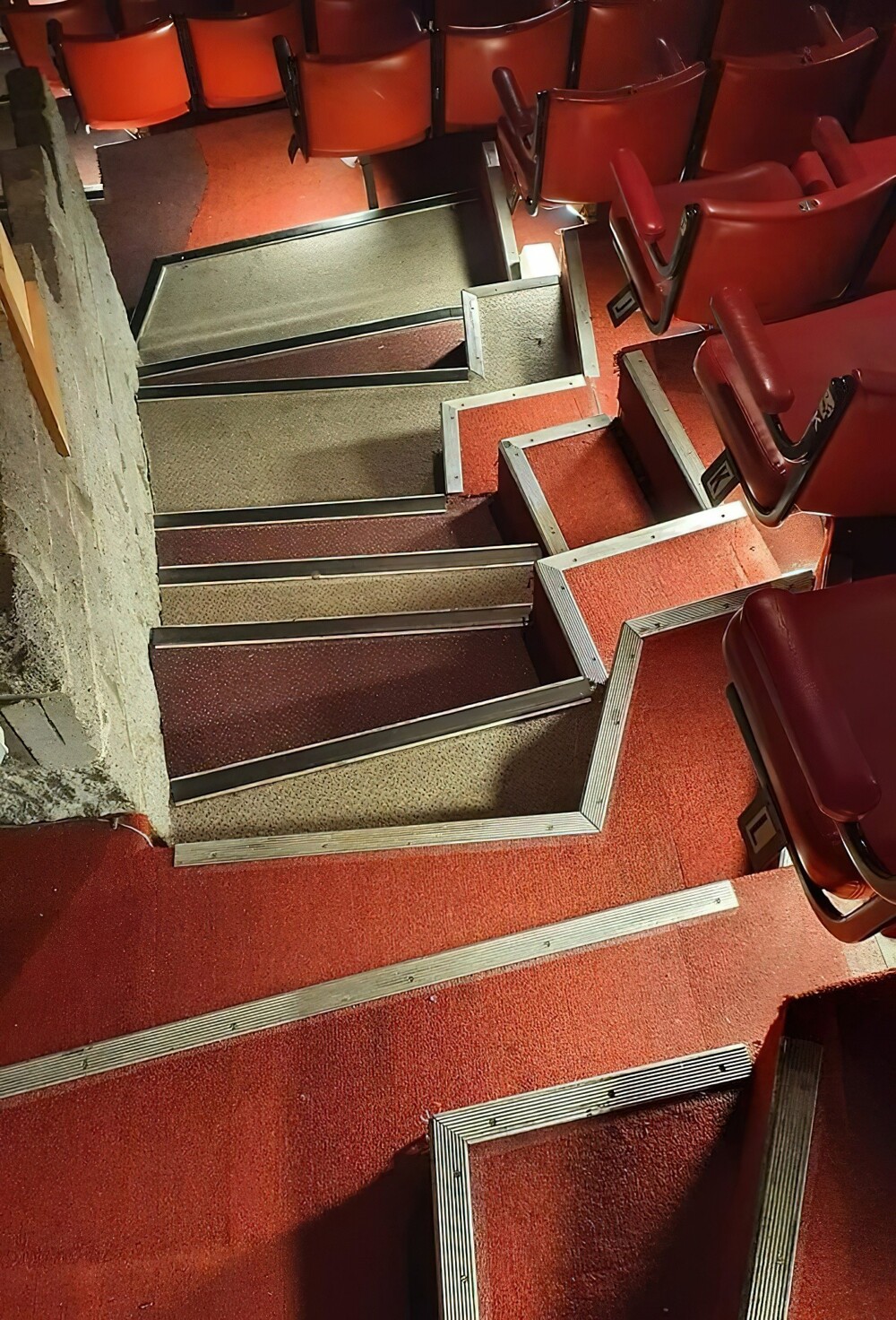 6. Лестница в кинотеатре или концертном зале. Можно лишь пожелать удачи тем, кто решит спуститься по ней в темноте