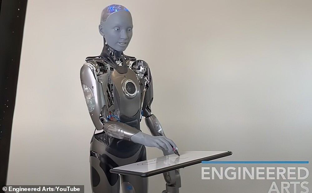 «Самый продвинутый» робот явил миру свои художественные способности