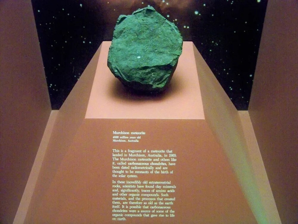 13. Мурчисонский метеорит, найденный в Австралии, сформировался более 7 миллиардов лет назад, а значит он более чем на 2 миллиарда лет старше Солнечной системы