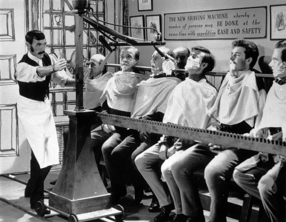 15. Одно из самых нелепых изобретений 19-го века: «массовый бритвенный станок», предназначенный для одновременного бритья нескольких мужчин