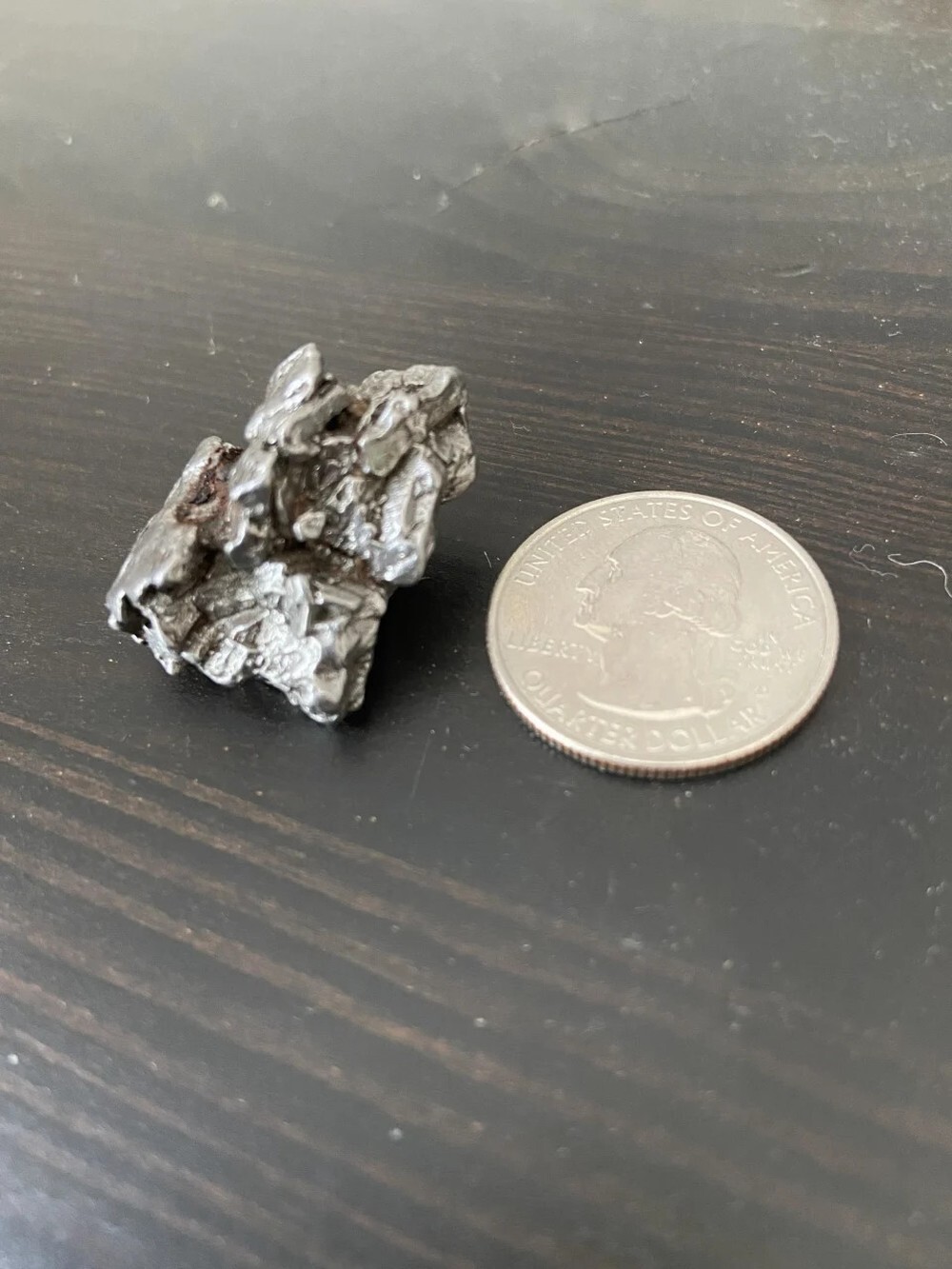 14. И раз уж мы о метеоритах, вот как выглядит крошечный метеорит рядом с американским четвертаком