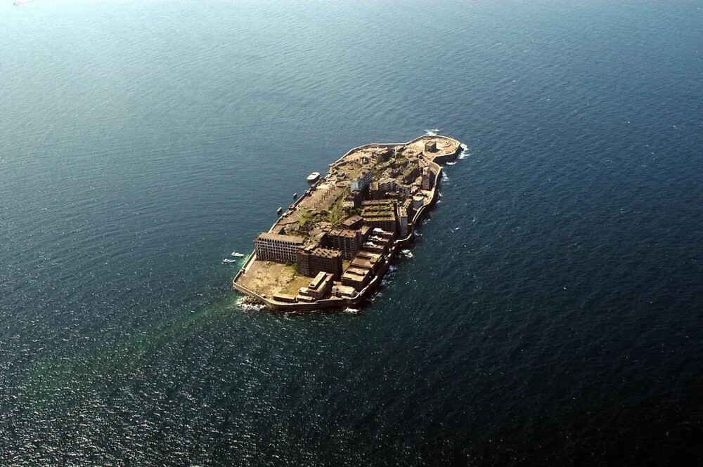 8. У побережья Нагасаки в Японии есть заброшенный остров: он называется островом Хасима, и раньше на нем проживало более 5000 человек. Он был заброшен в 1970-х годах