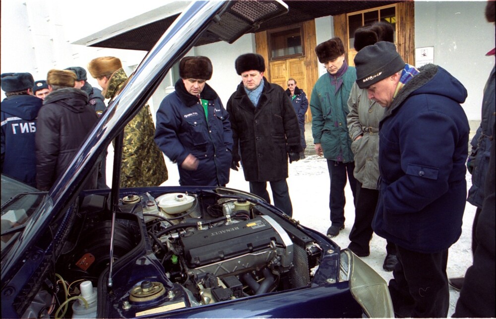 	Публика оценивает новый двигатель на "Москвиче", 2000 год.