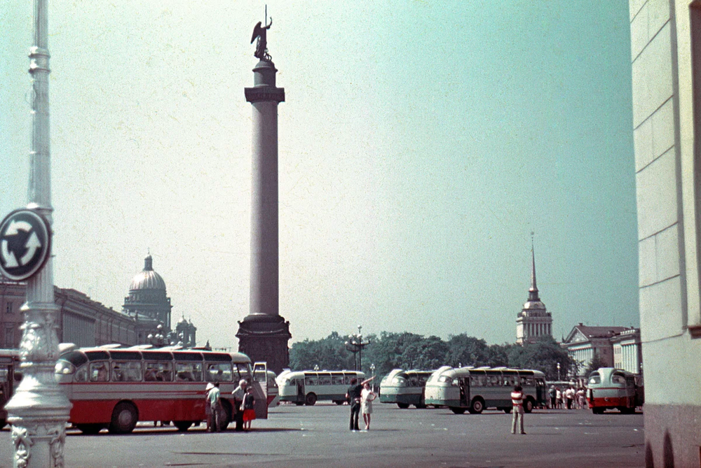 Туристические автобусы на Дворцовой площади.