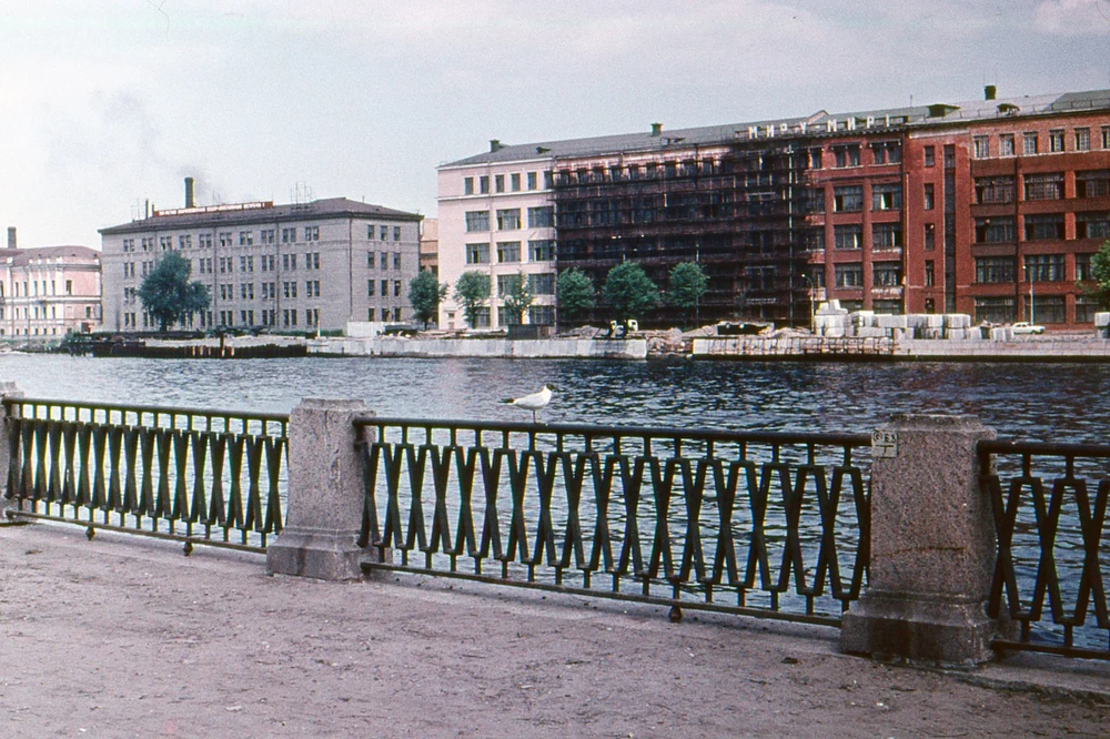 Вид на набережную Фокина (ныне - Пироговская набережная) с Петроградской стороны.