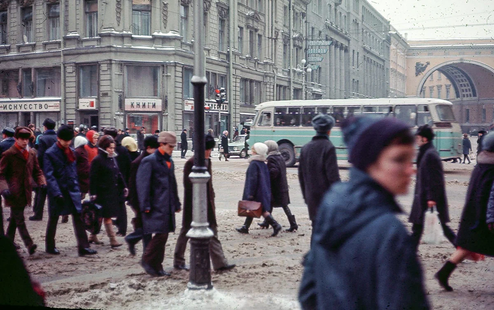Начнём с зимы 1971-1972 годов и перенесёмся на перекрёсток Невского проспекта и Большой Морской улицы, которая тогда называлась улицей Герцена.