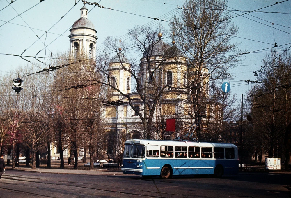 Следующая остановка - Петроградская сторона. Троллейбус выезжает с переулка Талалихина на фоне Князь-Владимирского собора.