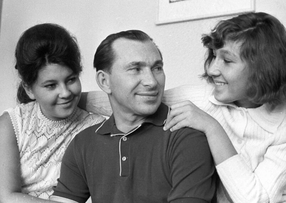 Летчик-космонавт Павел Беляев с дочерьми Ириной и Людмилой, 1967 год