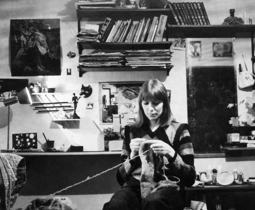 Елена Майорова дома за вязанием, 1984 год