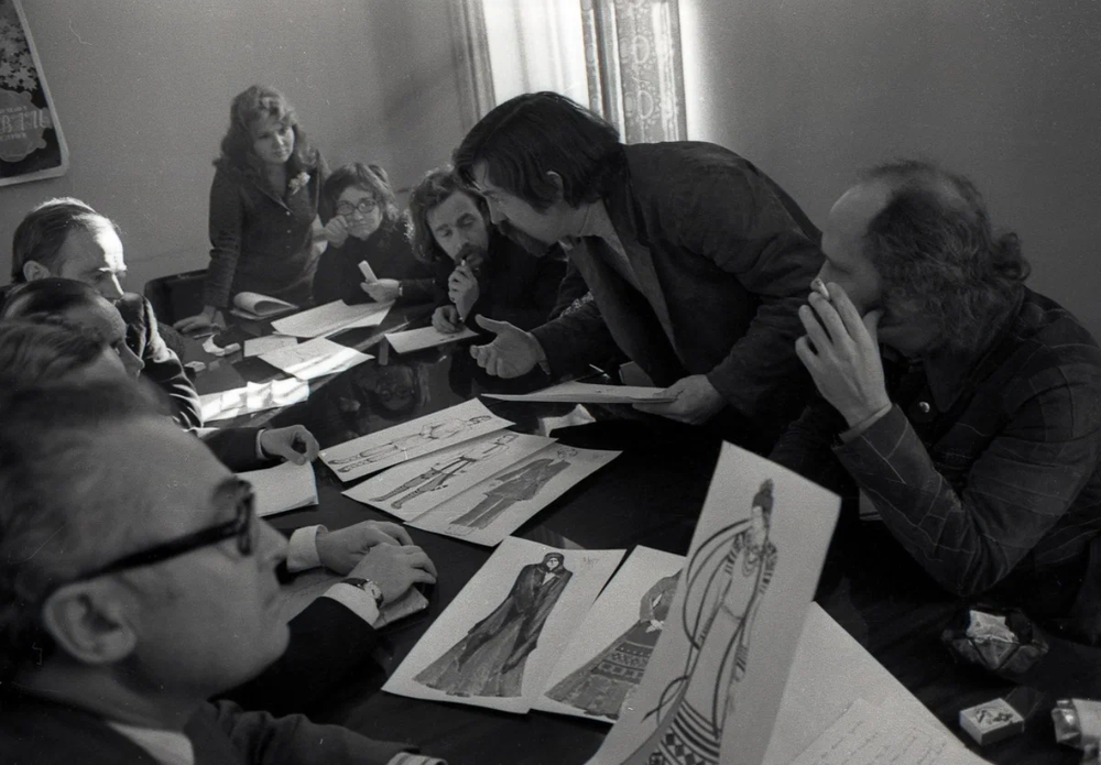 Участники белорусского ансамбля «Песняры» и специалисты-искусствоведы обсуждают эскизы костюмов для выступления, 1976 год