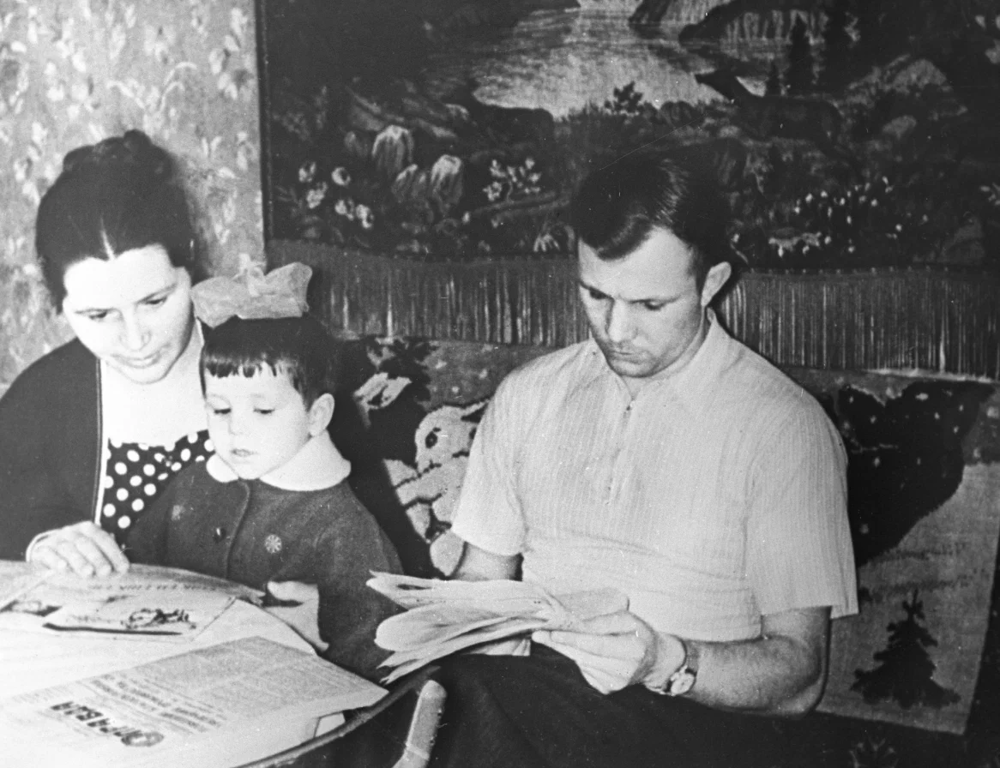 Юрий Гагарин с женой Валентиной и дочерью Еленой дома, 1961 год
