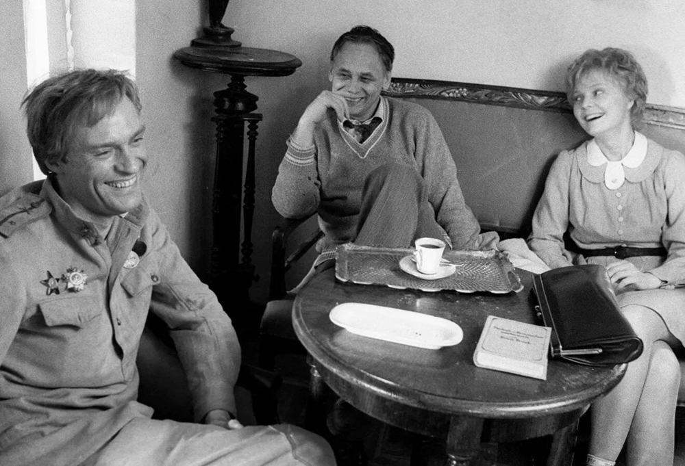 Борис Щербаков, Владимир Наумов и Наталья Белохвостикова отдыхают в перерыве между съемками фильма «Берег», 1983 год