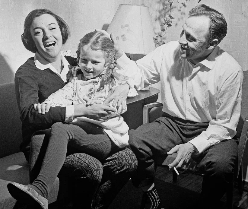 Михаил Ульянов с супругой Аллой Парфаньяк и дочерью Еленой, 1966 год