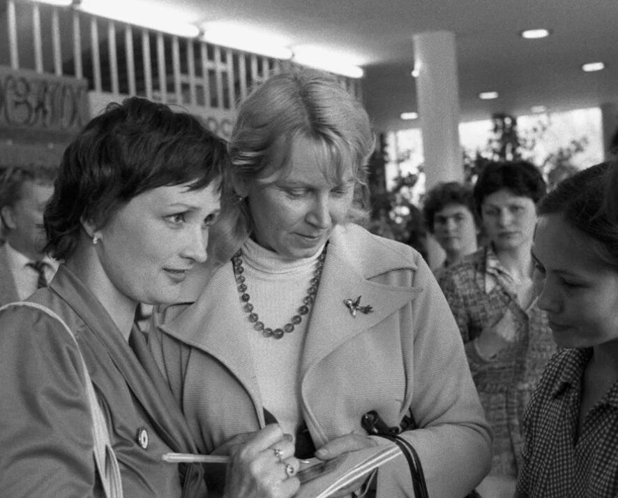 Зинаида Кириенко дает автограф зрителям, 1983 год