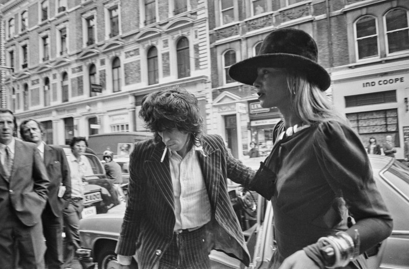27 июня 1973 года. Лондон. Кит Ричардс и Анита Палленберг у здания суда. (Незаконное хранение наркотиков и огнестрельного оружия.)