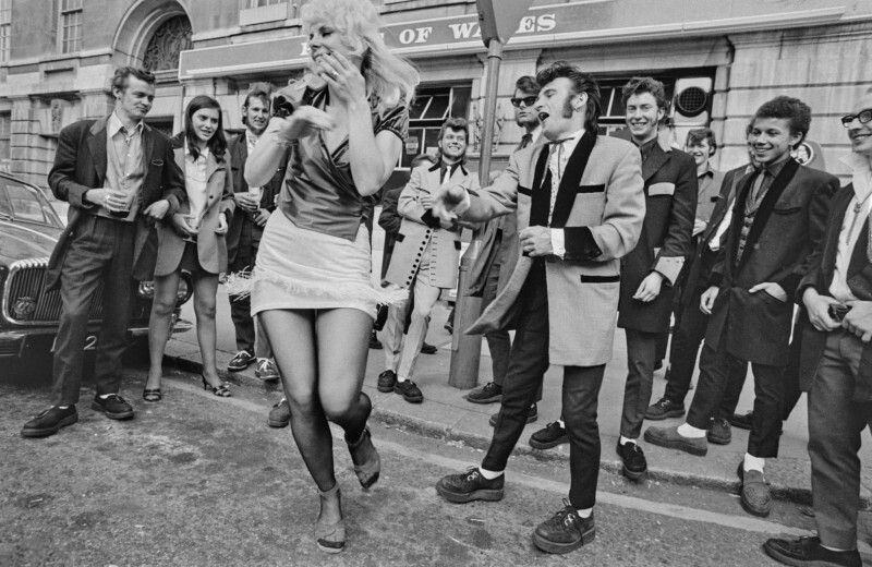 24 июня 1973 года. Актеры мюзикла «Бриолин» рекламируют шоу у паба «Принц Уэльский» на Грейт-Куин-стрит, Лондон. Фото Steve Wood.