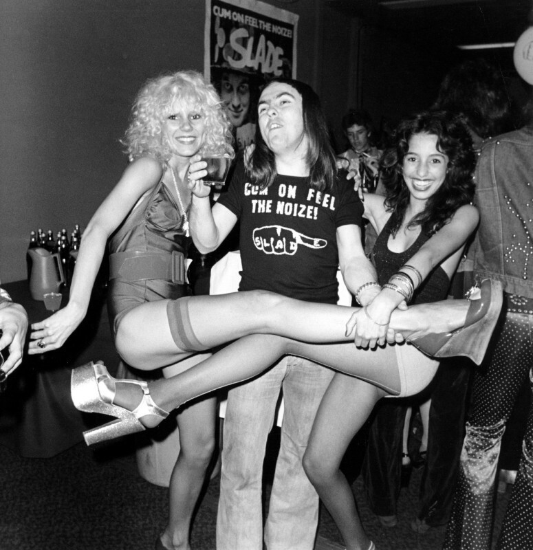 Июнь 1973 года. Лос-Анджелес. Дэйв Хилл (Slade), группи Сейбл Старр и Лори Мэддокс.