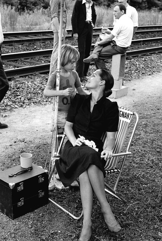 29 июня 1973 года. Роми Шнайдер и ее сын Дэвид на съемках фильма «Поезд». Фото Patrice Picot.