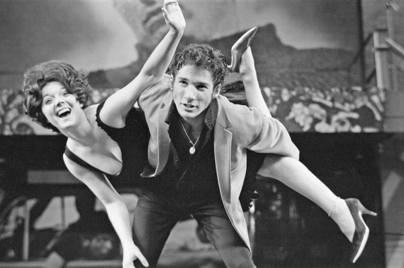 20 июня 1973 года. Актеры Джеки-Энн Карр и Ричард Гир в сценической версии мюзикла «Бриолин» в New London Theatre.