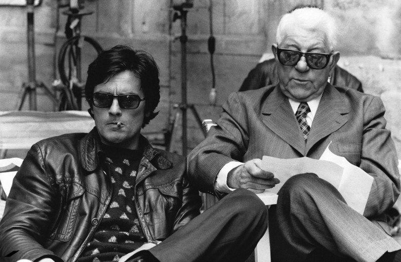 26 июня 1973 года. Париж. Ален Делон и Жан Габен на съемках фильма «Двое мужчин в большом городе». Фото Jean-Pierre Bonnotte.