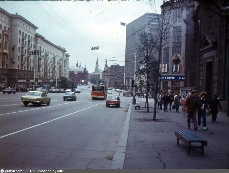 Москва, улица Горького, 1986 год. Троллейбус ЗиУ-9