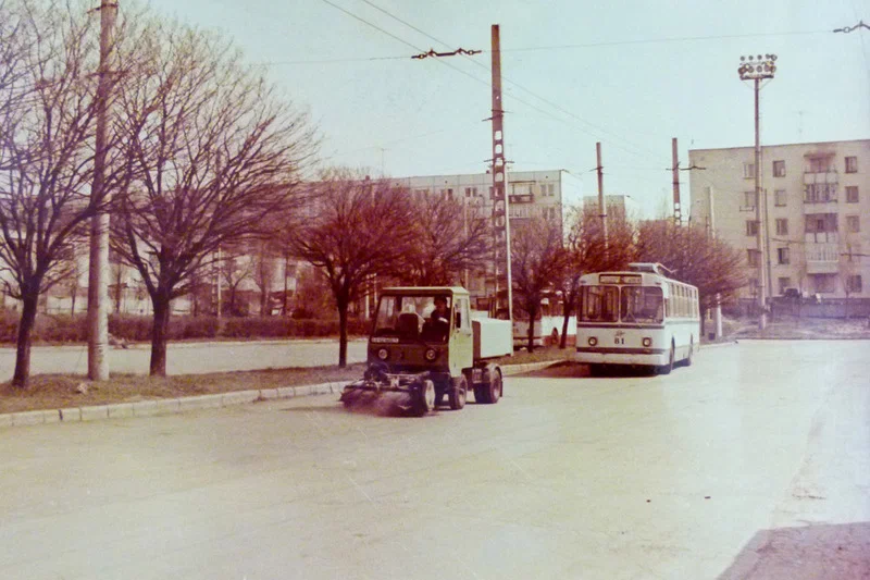 Тирасполь (Молдавская ССР, ныне ПМР), конечная "Промзона", 1980-е годы. На переднем плане "Мультикар" производства бывшей ГДР.