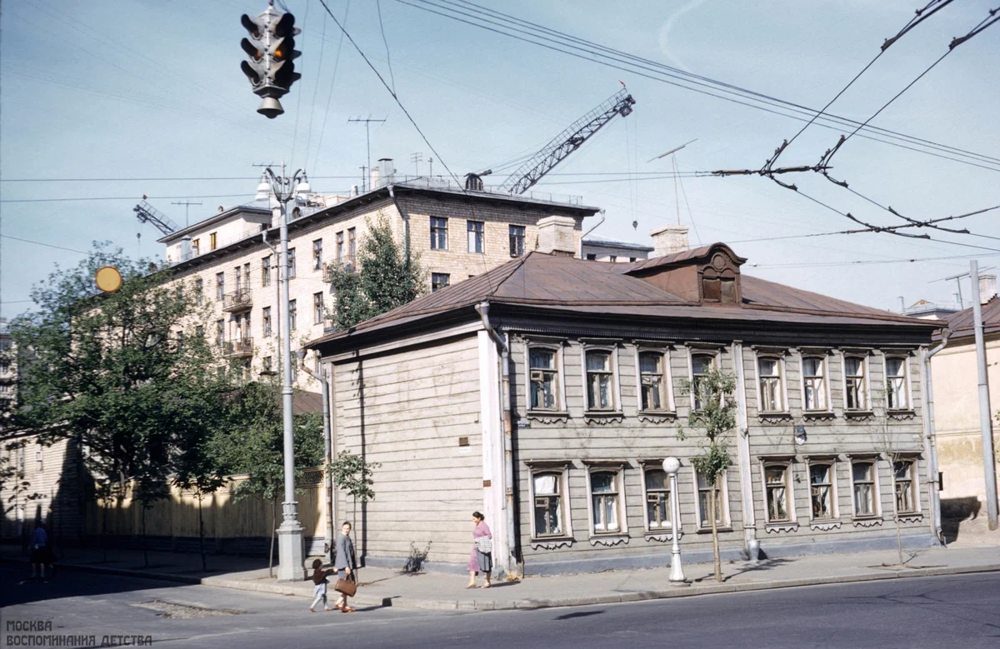 Москва, угол 2-й Брестской улицы и улицы Юлиуса Фучика, 1959 год. Обратите внимание на подвесной светофор.