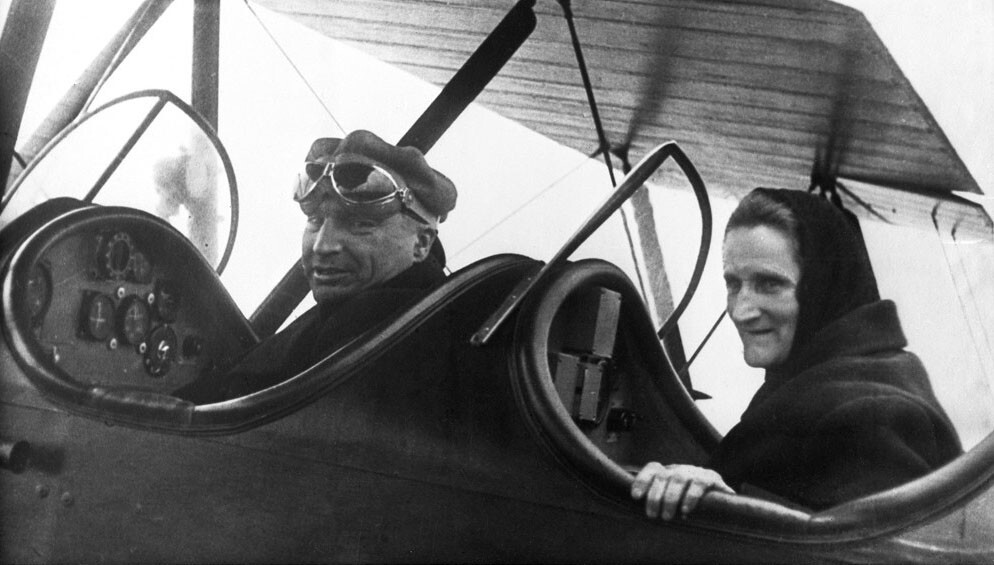 Валерий Чкалов с мачехой Натальей Георгиевной в кабине самолёта, июнь 1936 года. Фото Нисона КАПЕЛЮША