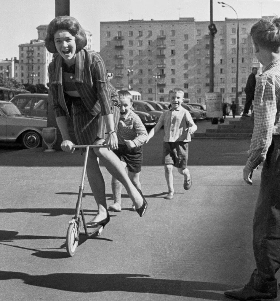 Киноактриса Лариса Голубкина катается на самокате, 1965 год
