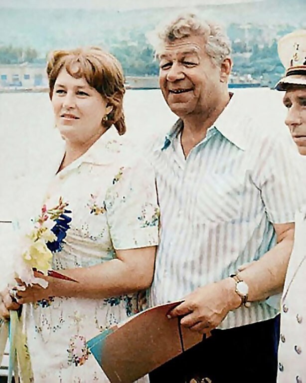 Нона Мордюкова и Станислав Чекан. Советские актеры запечатлены на месте съемок фильма «Бриллиантовая рука» в 1968 году