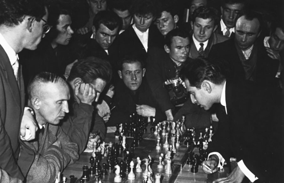 М. Таль даёт сеанс одновременной игры шахматистам. Минск. Автор Савин Михаил, 1960 год