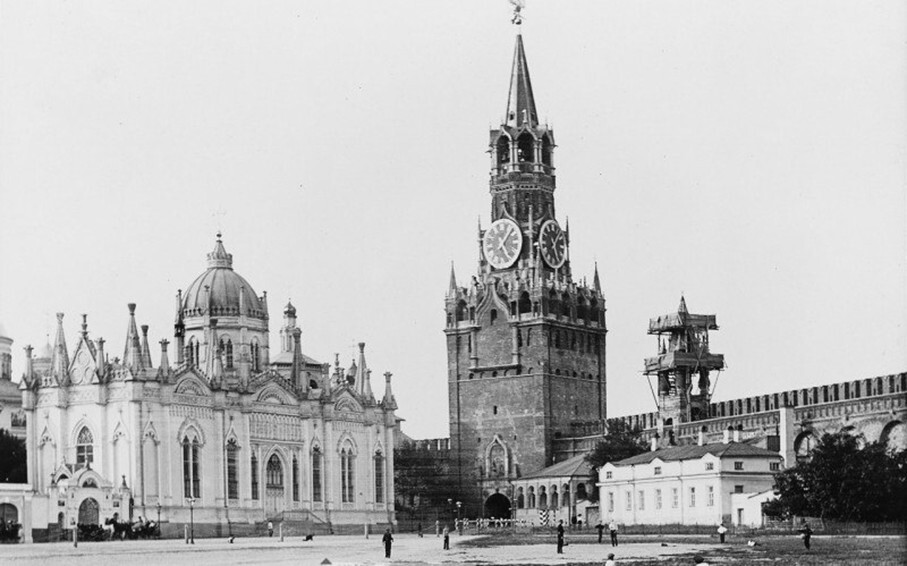 Главный вход. Спасская башня. Вид из Кремля. Чудов монастырь