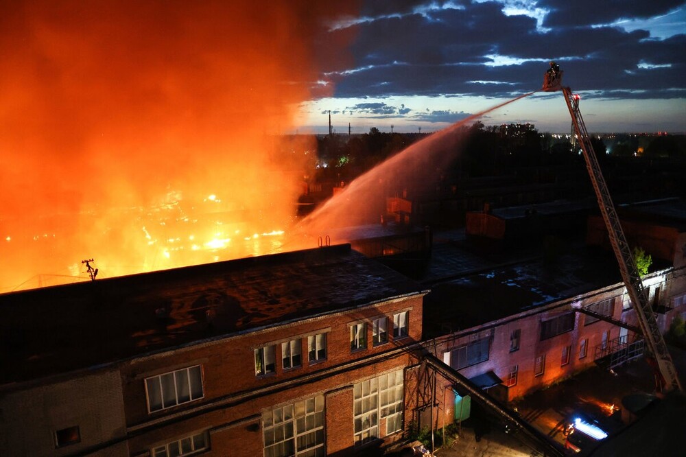 "Пламя такое, что даже тут тепло!": в Химках потушили крупный пожар в помещении бывшей мебельной фабрики