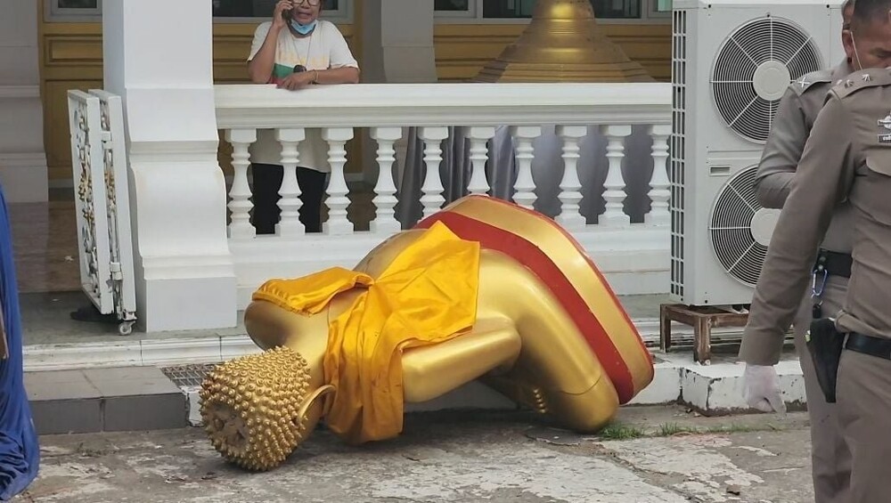 На рабочих упала статуя Будды, приносящая удачу