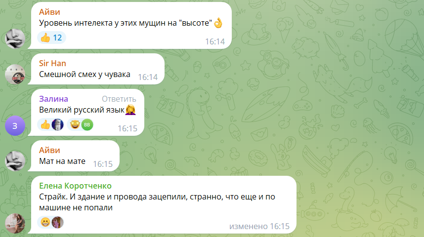 «А я вам говорил - так оно и будет»: рабочие хотели спилить дерево, а в итоге снесли крышу дома и оставили жильцов без света