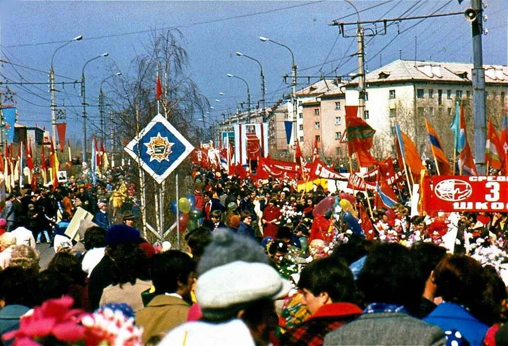 Братск Иркутской области, ул. Подбельского, 1980-е годы. Первомайская демонстрация.