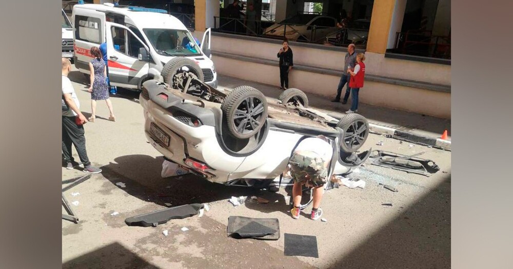 В московском ТРЦ "Филион" автомобиль рухнул со второго этажа многоуровневой парковки