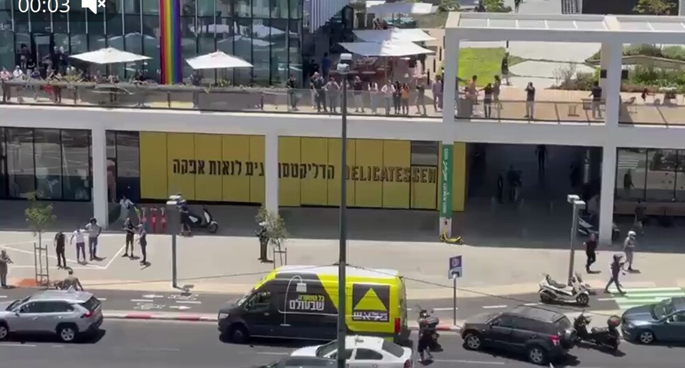Водитель протаранил толпу и устроил стрельбу в Тель-Авиве