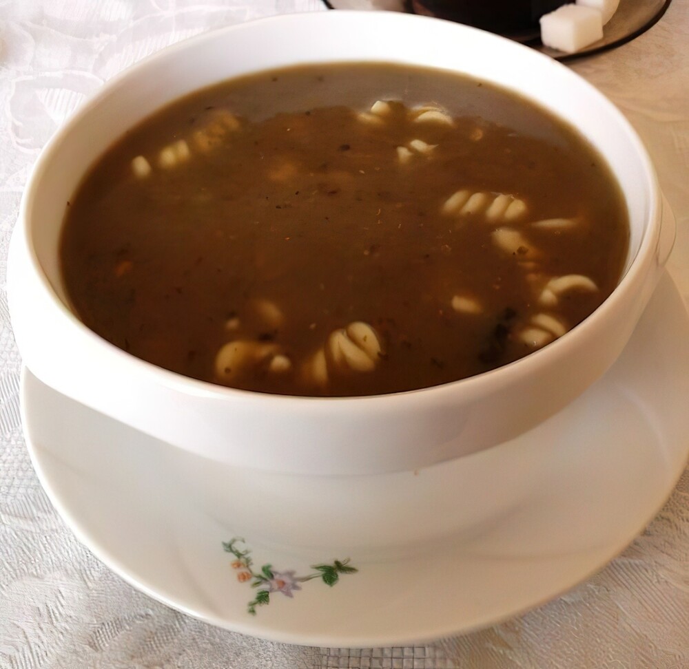 4. Чернина — суп из утиной крови. Его в Польше традиционно подают холостяку родители девушки, не желающие, чтобы он на ней женился