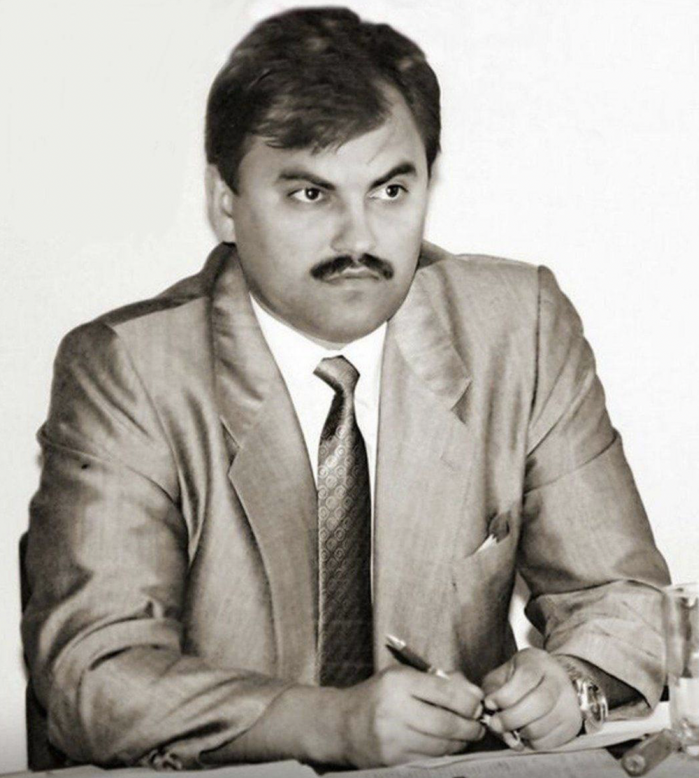 1. Председатель Государственной думы РФ - Вячеслав Володин с усами в 1994 году. На тот момент проректор Поволжского кадрового центра в Саратове
