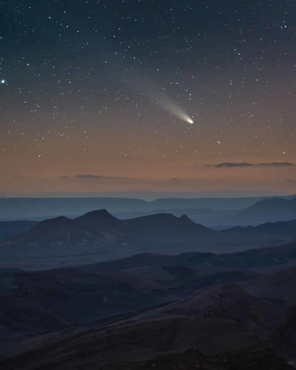 "Комета Леонарда (C/2021 A1) в небе над Израилем", Алекс Савенок Место съемки: пустыня Негев, Израиль