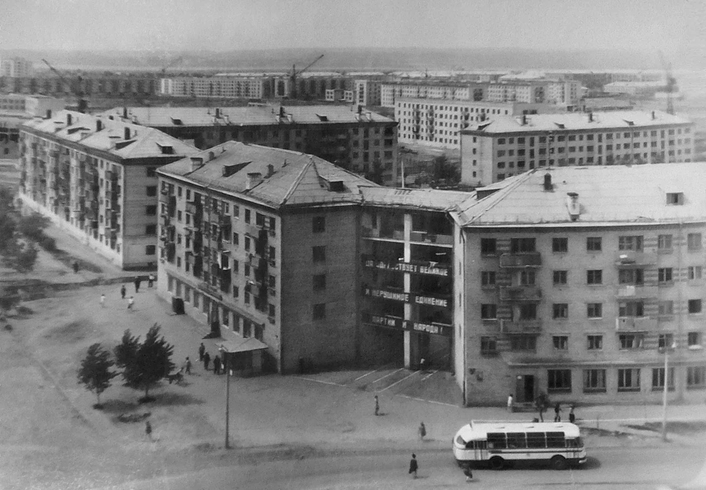 Комсомольск-на-Амуре Хабаровского края. Вид с дома №32 по пр. Октябрьскому в 1970-е годы.