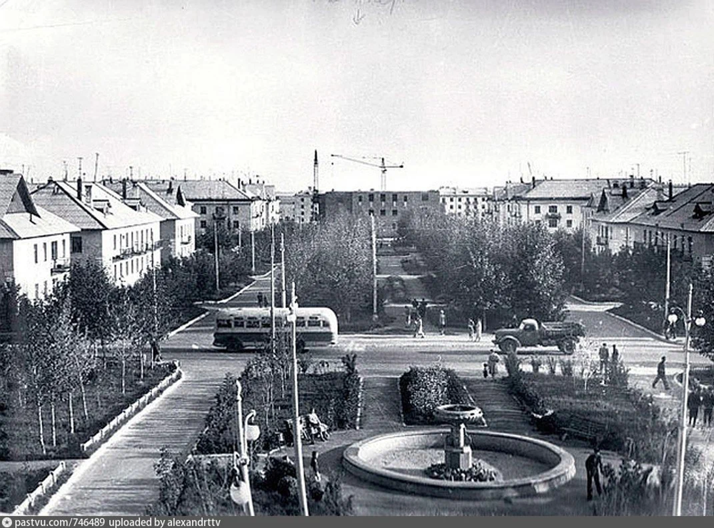 Омск, фонтан перед детской поликлиникой, в конце аллеи - строящийся ДК "Нефтяник", 1962 - 1964 годы.
