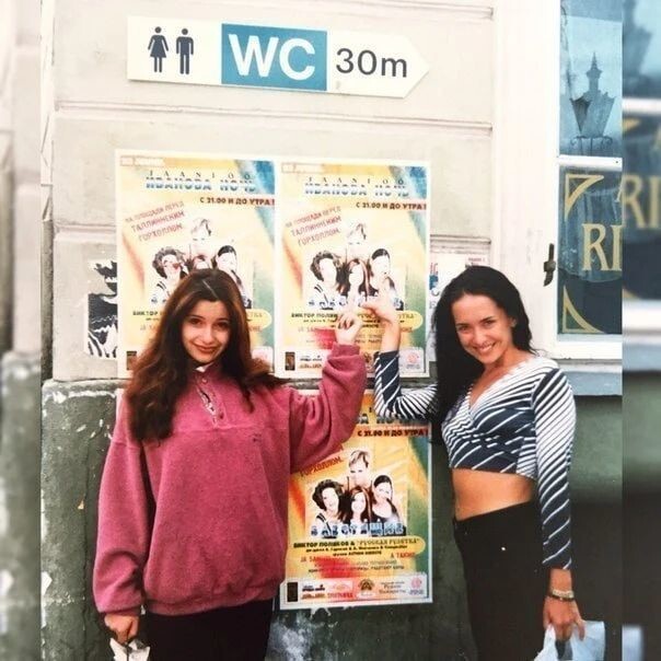 4. Ольга Орлова и Жанна Фриске на фоне плакатов группы "Блестящие", 1997 год