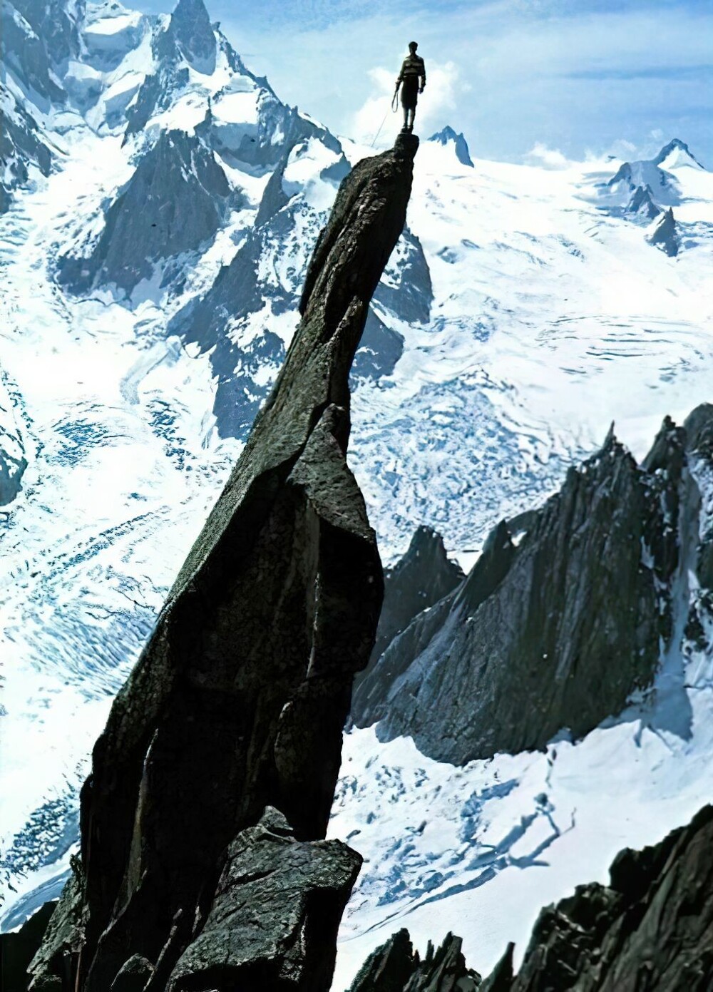 8. Альпинист Гастон Ребюффа, первый человек, поднявшийся на все шесть великих северных склонов Альп. Франция, 1944 год
