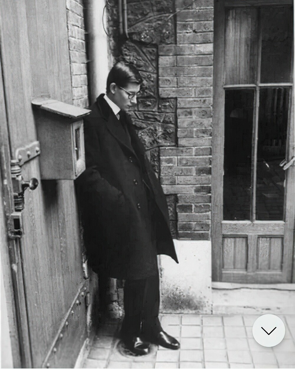12. Ив Сен-Лоран на похоронах Кристиана Диора, 1957 год. По желанию Диора, Ив Сен-Лоран стал его преемником и был назначен художественным руководителем Дома высокой моды в возрасте 21 года