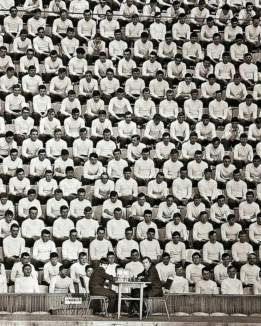 16. Анатолий Карпов проводит показательную шахматную партию, 1978 г.