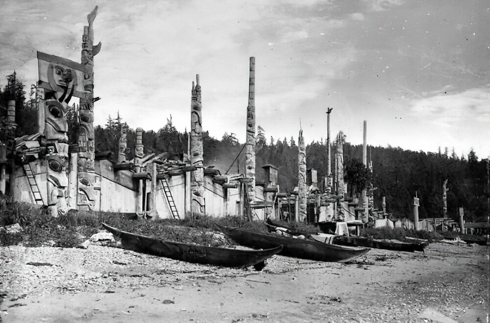 9. Лес тотемных столбов, созданный народом хайда в Скидегейте, Британская Колумбия. 1878 год