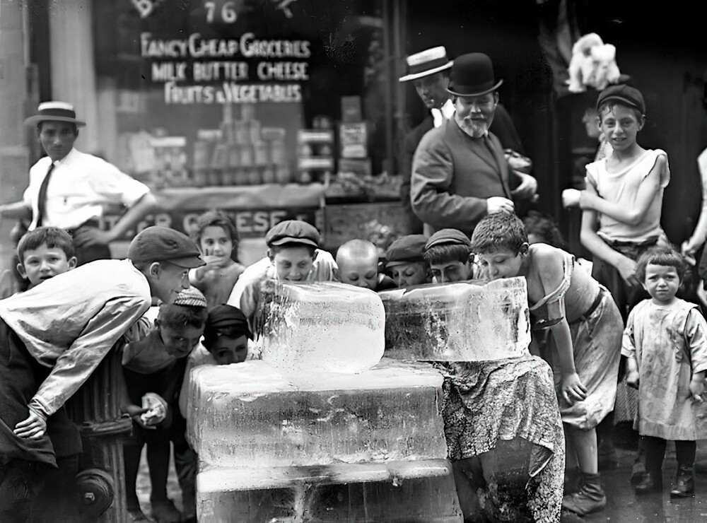 19. Дети облизывают глыбы льда во время сильной жары в Нью-Йорке в 1911 году