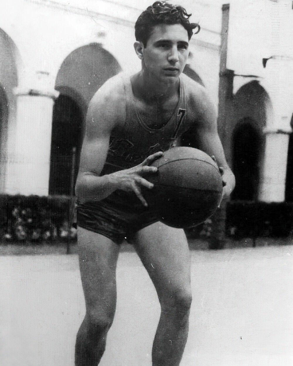 24. Фидель Кастро играет в баскетбол в составе школьной команды, 1943 год
